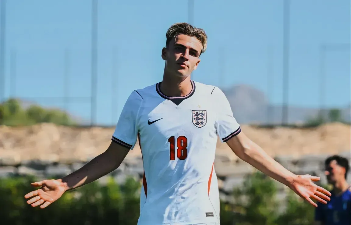 Jesse Derry marca e assiste na vitória da Inglaterra 